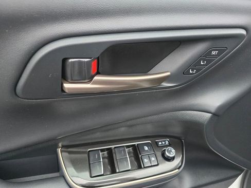 Used 2024 Toyota Crown Limited image 18