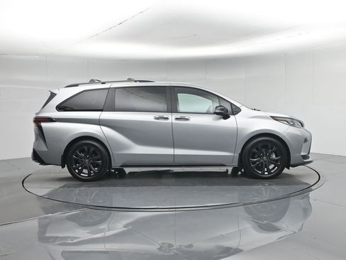 Used 2025 Toyota Sienna XSE w/ XSE Premium Package FWD image 31