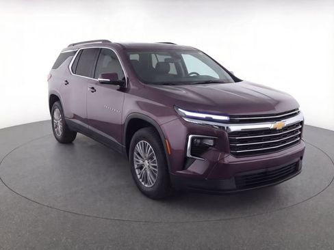 Used 2024 Chevrolet Traverse LT image 2