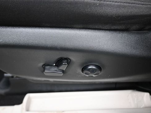 Used 2023 Chrysler Voyager LX image 12