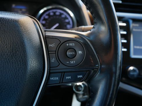 Used 2018 Toyota Camry SE image 32