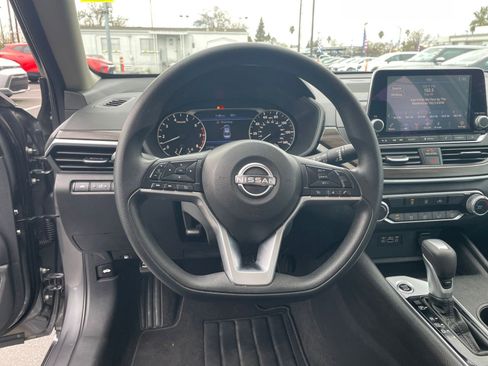 Used 2025 Nissan Altima 2.5 SV image 29