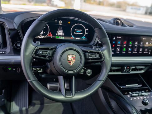 Certified 2025 Porsche Cayenne E-Hybrid AWD/4WD image 14