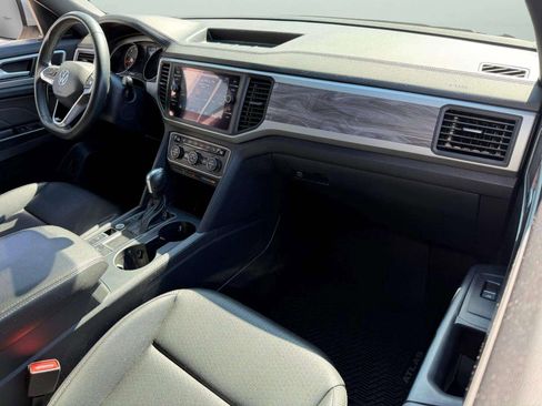 Used 2021 Volkswagen Atlas Cross Sport SE image 2