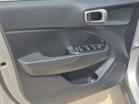 Used 2025 Hyundai Venue SEL FWD image 11