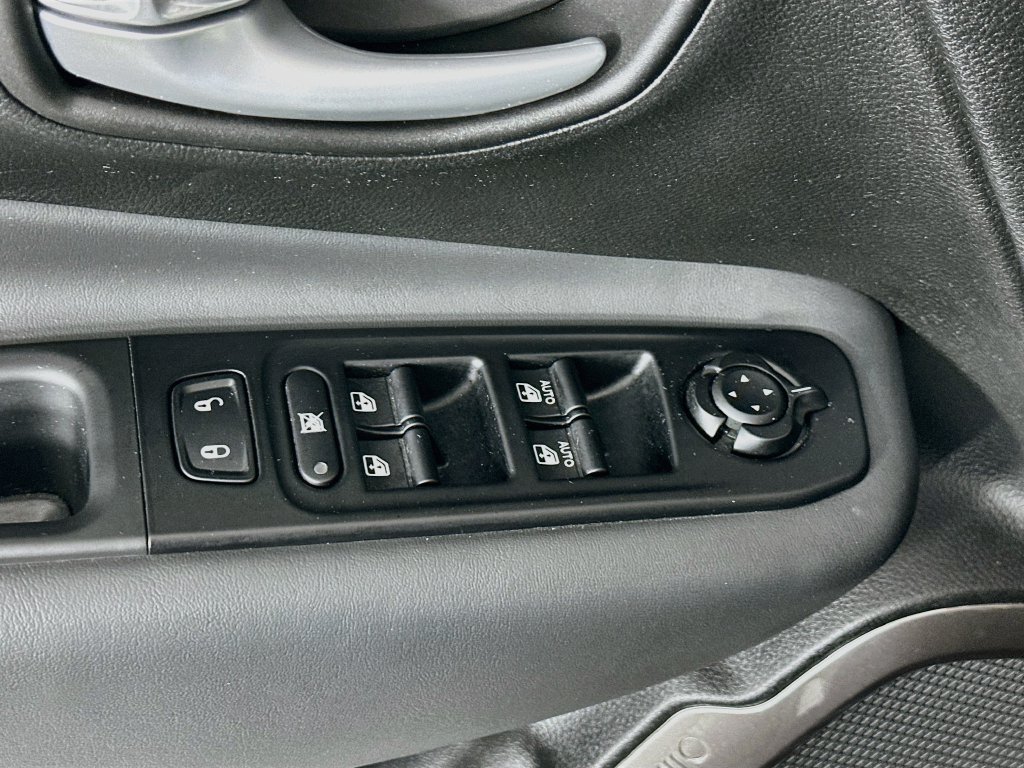 Certified 2023 Jeep Renegade Latitude w/ Premium Group AWD/4WD image 28