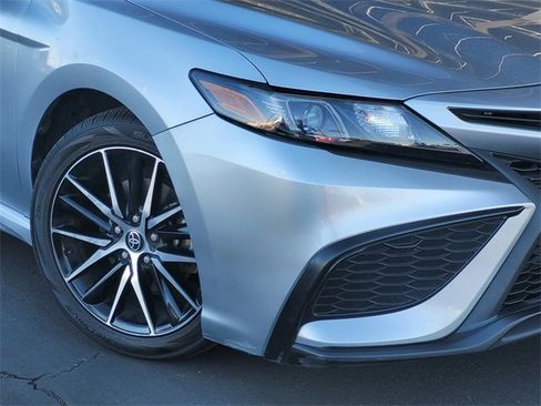 Used 2023 Toyota Camry SE image 3
