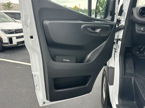 Used 2025 Mercedes-Benz Sprinter 2500 image 10