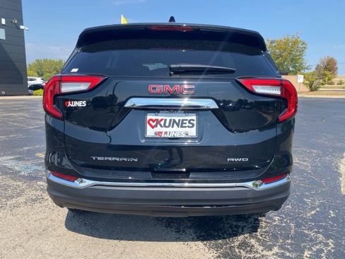 Used 2024 GMC Terrain SLT image 15