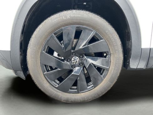 Used 2024 Volkswagen Atlas Cross Sport SE image 36