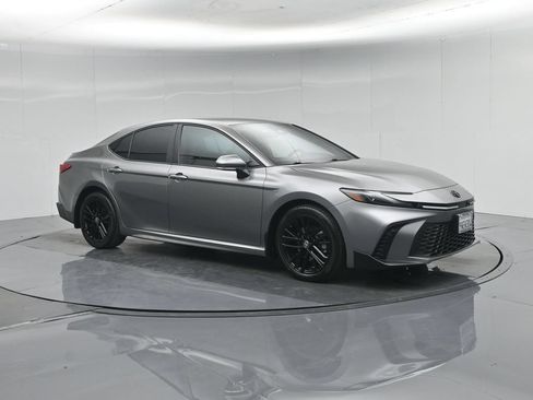 Used 2025 Toyota Camry SE FWD image 6