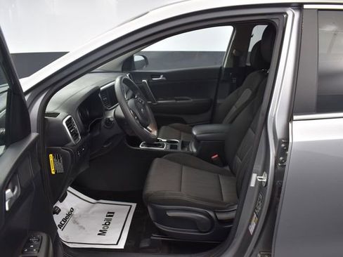 Used 2022 Kia Sportage LX image 9