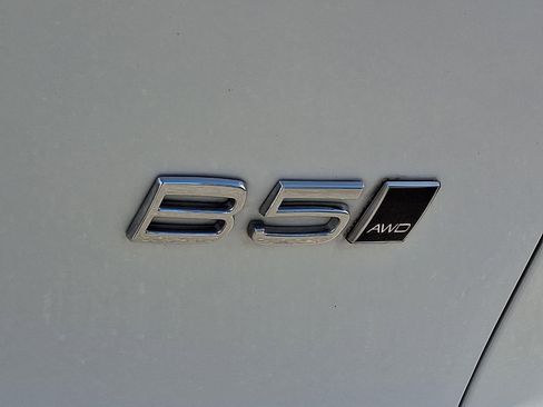 Certified 2023 Volvo XC40 B5 Plus w/ Protection Package Premier image 32