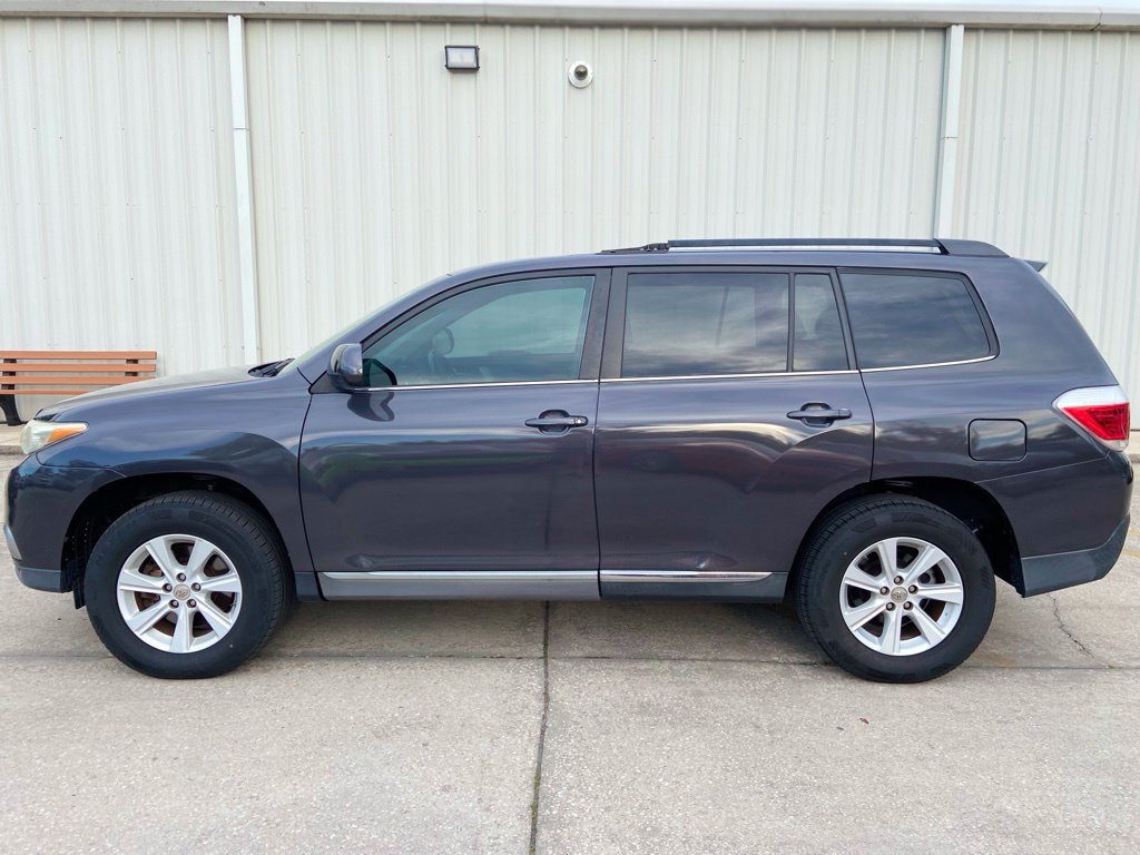 Used 2013 Toyota Highlander Plus FWD image 2