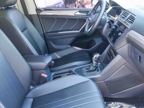 Used 2023 Volkswagen Tiguan SE w/ Panoramic Sunroof Package FWD image 17