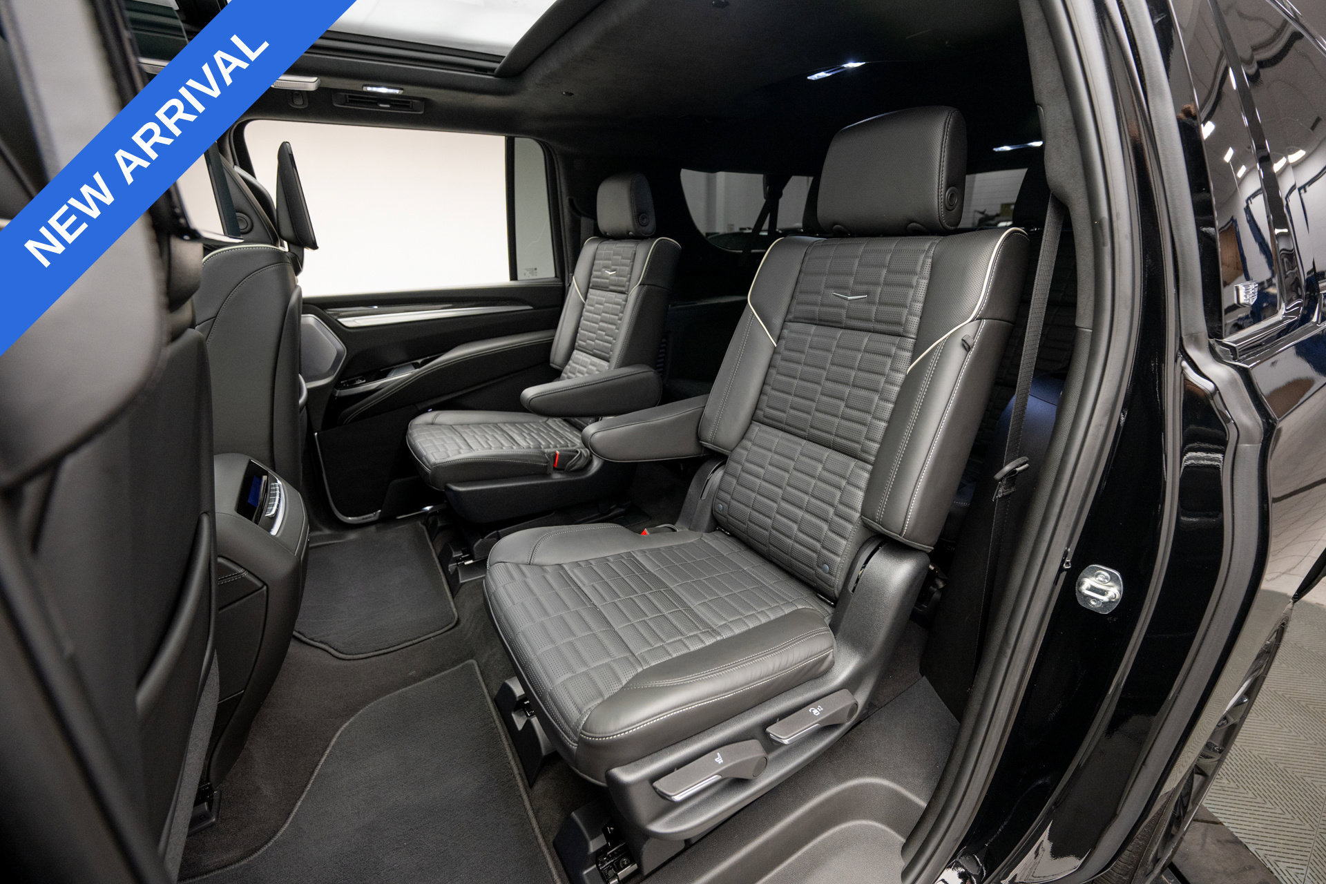 Used 2026 Cadillac Escalade ESV V w/ LPO, ONYX Package AWD/4WD image 17