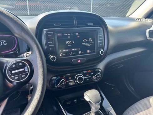 Used 2025 Kia Soul LX w/ LX Technology Package FWD image 16