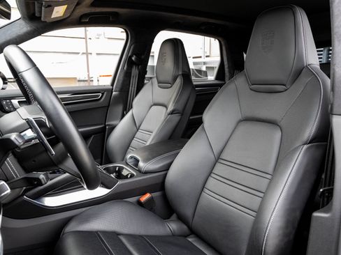 Certified 2023 Porsche Cayenne Turbo image 5
