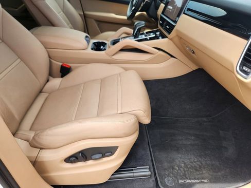 Used 2023 Porsche Cayenne Platinum Edition image 16