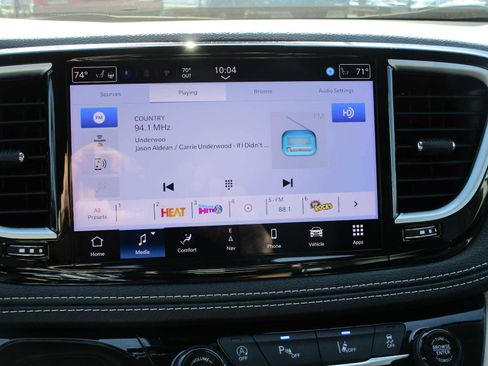 Certified 2024 Chrysler Pacifica Limited image 40