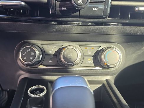 Used 2025 Nissan Kicks SV AWD/4WD image 18