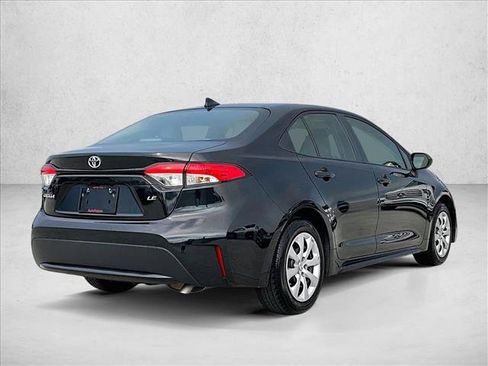 Used 2022 Toyota Corolla LE FWD image 2