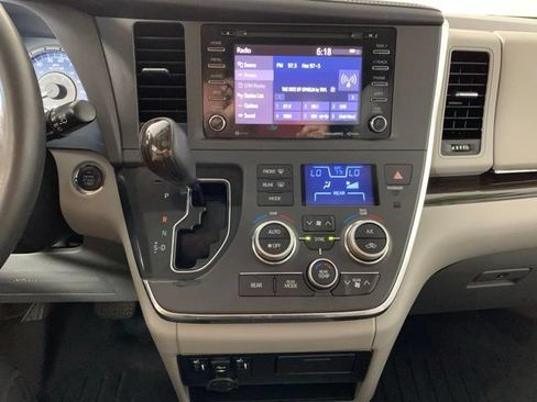 Used 2018 Toyota Sienna XLE FWD image 4