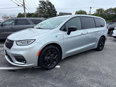 Used 2023 Chrysler Pacifica Limited w/ Uconnect Theater Family Group image 5