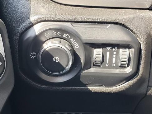 Used 2019 Jeep Wrangler Unlimited Sahara w/ Cold Weather Group image 30