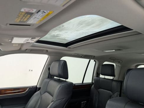 Used 2020 Lexus LX 570 4WD w/ Luxury Package image 16