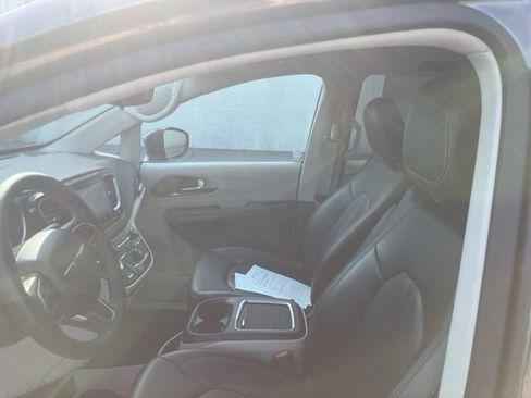 Used 2023 Chrysler Pacifica Touring-L FWD image 37