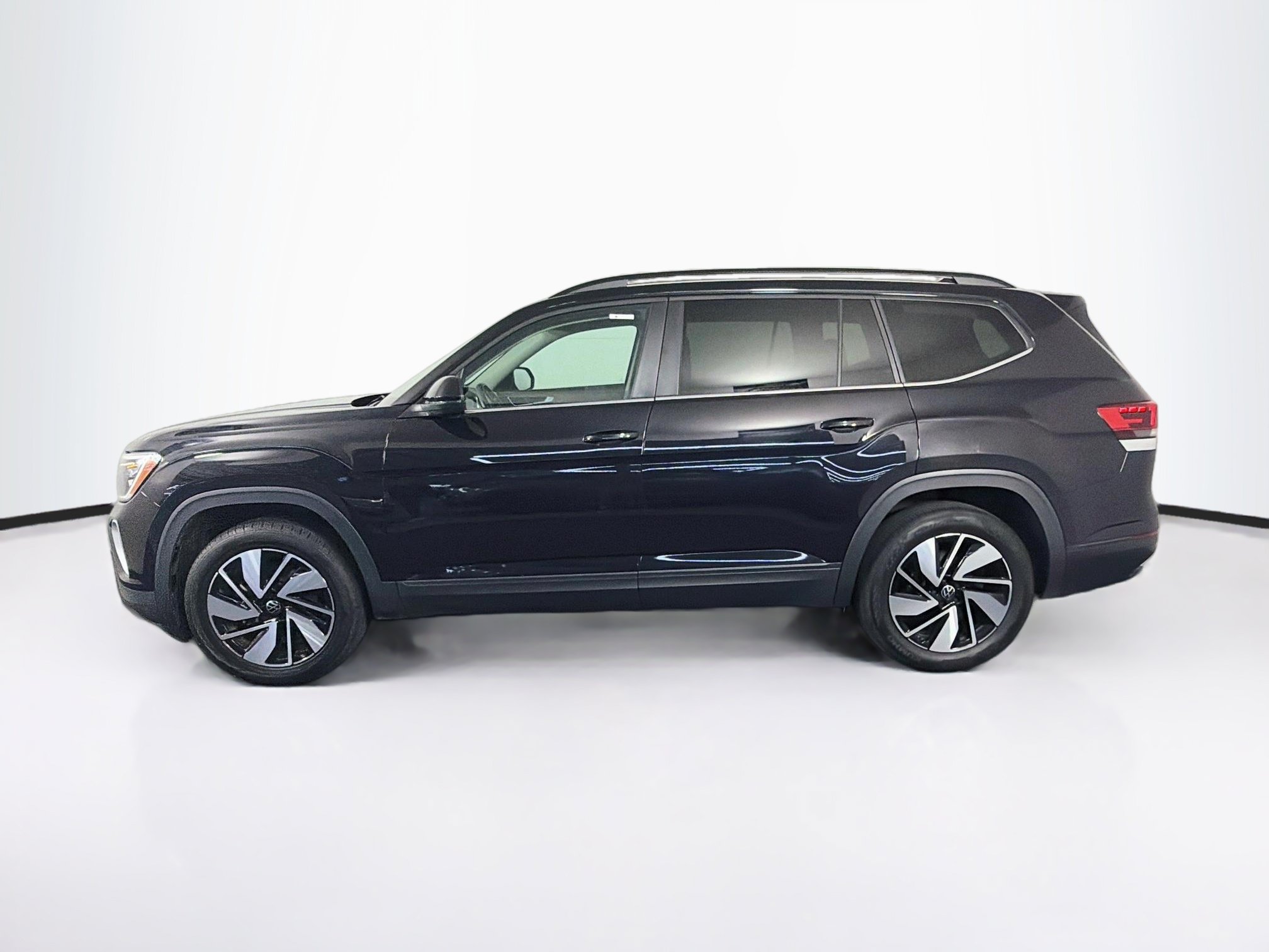 Used 2025 Volkswagen Atlas SE FWD image 4