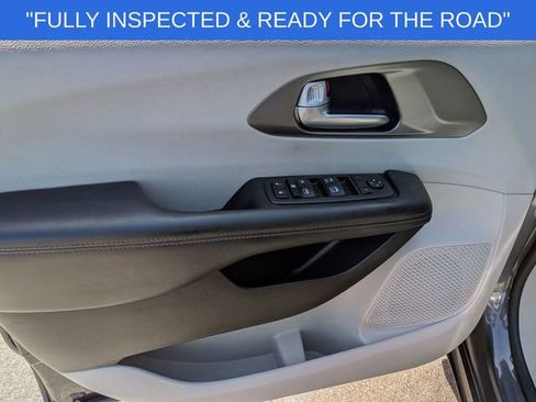 Used 2020 Chrysler Pacifica Touring FWD image 8