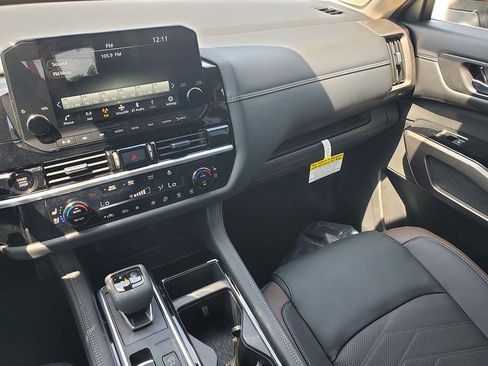 New 2025 Nissan Pathfinder Platinum image 18