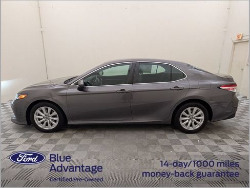 Used 2018 Toyota Camry LE FWD image 10