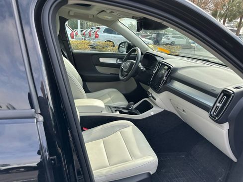 Used 2020 Volvo XC40 T5 Momentum w/ Protection Package Premier image 26