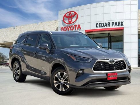 Used 2025 Toyota Highlander XLE FWD image 1