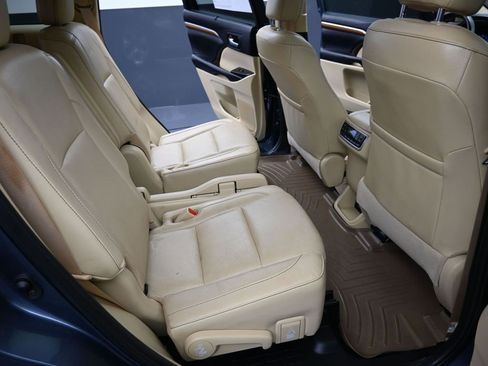 Certified 2019 Toyota Highlander Limited Platinum image 22