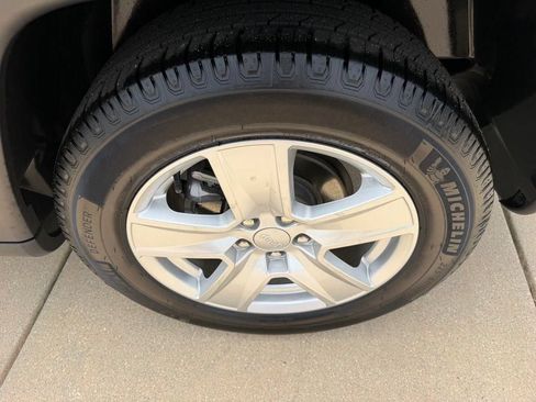 Used 2022 Jeep Compass Latitude FWD image 25
