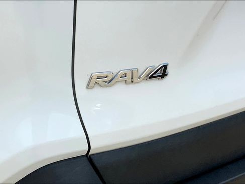 Used 2019 Toyota RAV4 LE FWD image 30