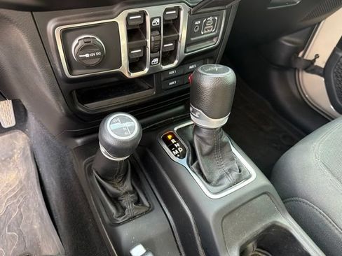 Used 2022 Jeep Gladiator Sport AWD/4WD image 17