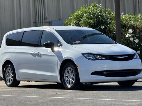 Used 2024 Chrysler Voyager LX FWD image 9