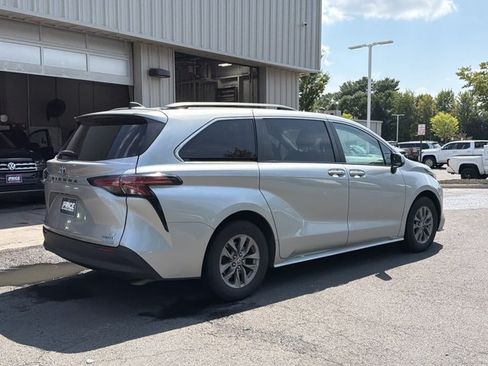 Used 2022 Toyota Sienna LE AWD/4WD image 5