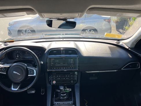 Used 2019 Jaguar F-PACE Prestige image 9