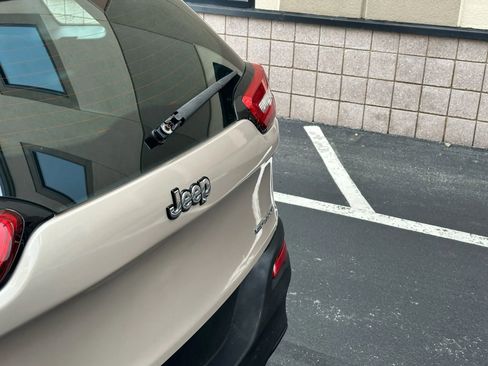 Used 2014 Jeep Cherokee Sport image 17