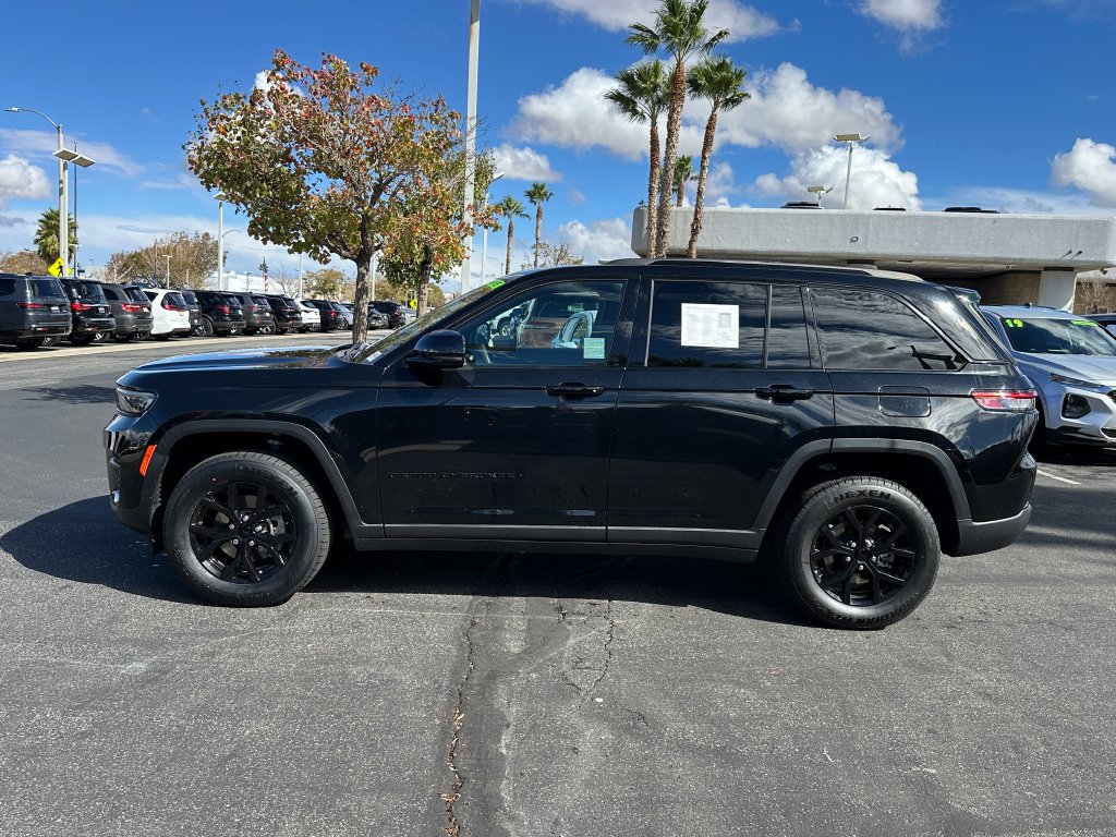 Certified 2024 Jeep Grand Cherokee Altitude AWD/4WD image 3