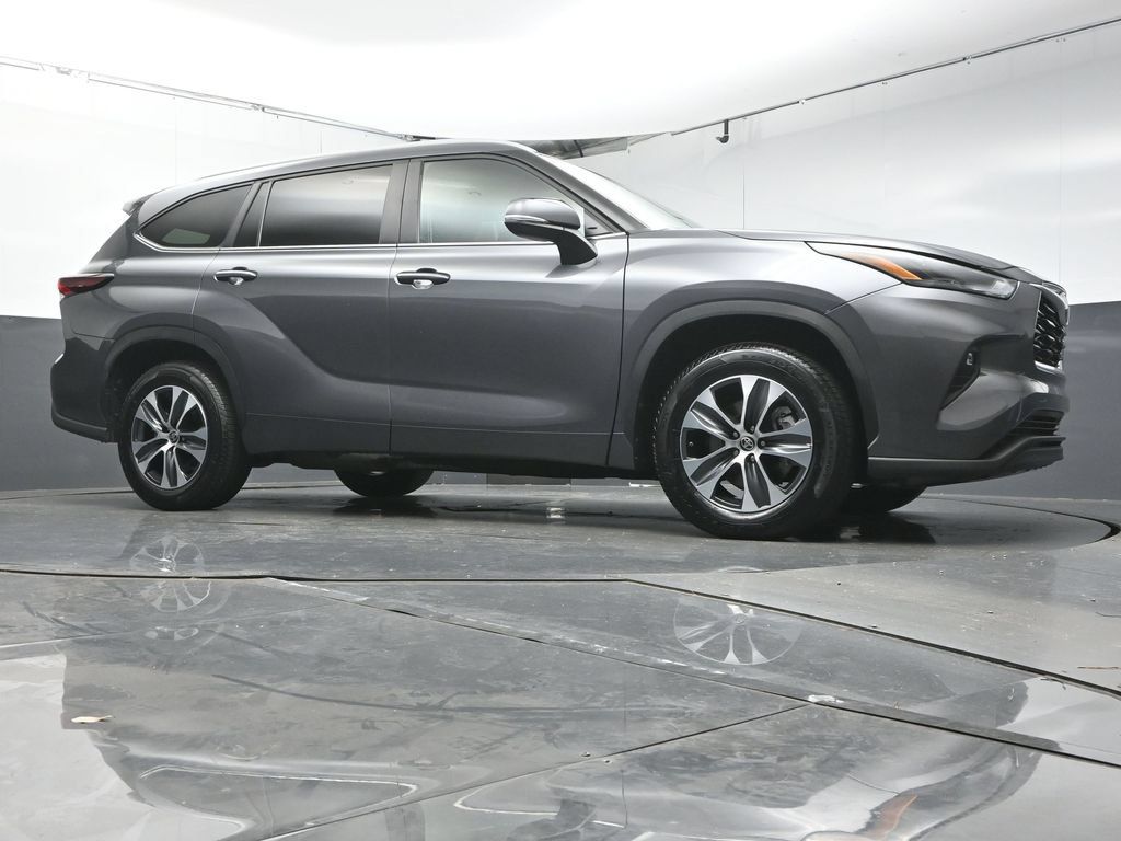 Used 2024 Toyota Highlander XLE FWD image 32