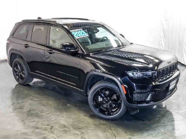 Used 2023 Jeep Grand Cherokee Altitude AWD/4WD image 6