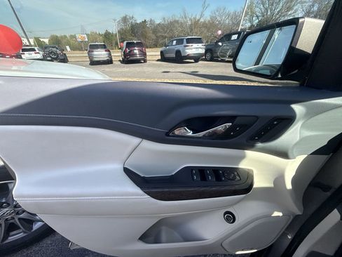 Certified 2022 GMC Acadia Denali w/ Denali Ultimate Package image 29