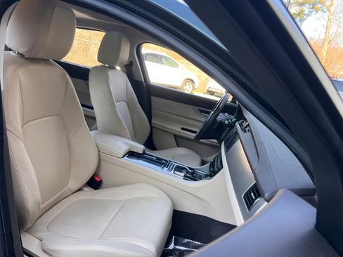 Used 2017 Jaguar XF Premium image 32